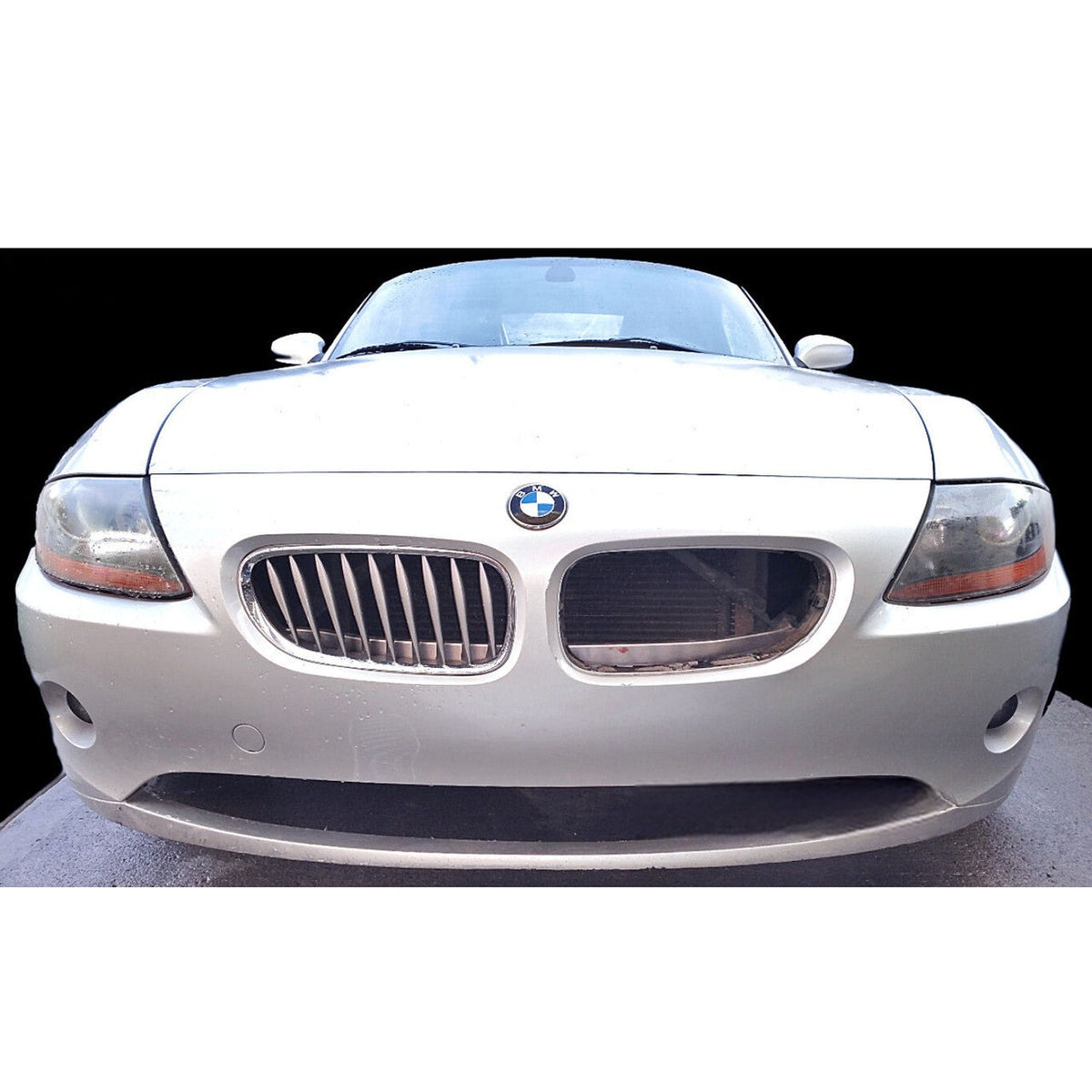 Front of a BMW Z4 E85 showing the intake scoop opening behind the grille